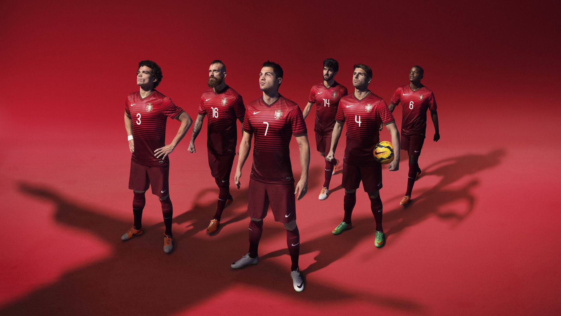 凯恩双响建功，领衔拜仁锋线制胜，凯恩是那个球队